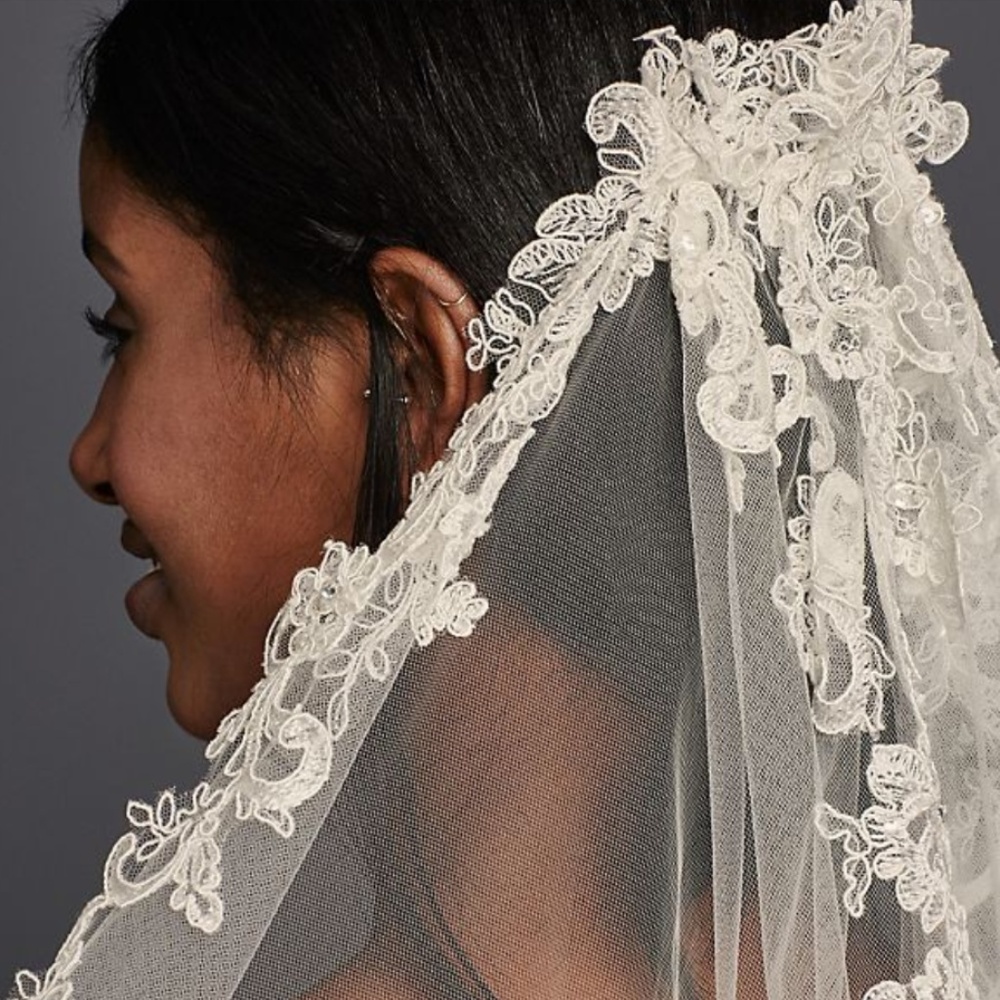 One Tier Cathedral Lace Applique Comb Veil